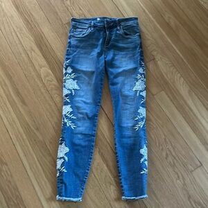 Kut from the Kloth size 2 floral embroidered jeans